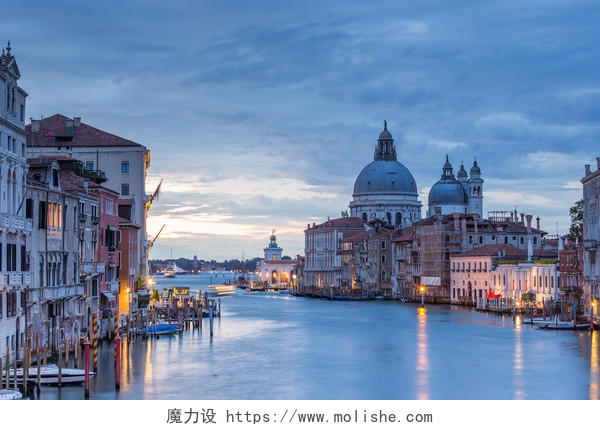 夜幕下的威尼斯建筑和运河风景意大利旅游